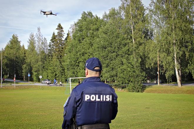Vanhempi konstaapeli Jaakko Suomela kokee, että droonit lisäävät poliisin työturvallisuutta. Kuva: Alberto Politi