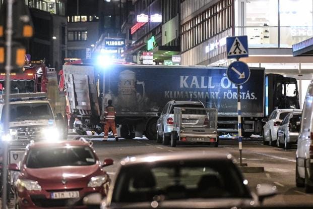 Tukholman terrori-isku oli suomalaisten mielessä, kun tuoretta turvallisuuskyselyä tehtiin. Arkistokuva Tukholman iskun jälkien siivouksesta. KUVA: FREDRIK SANDBERG