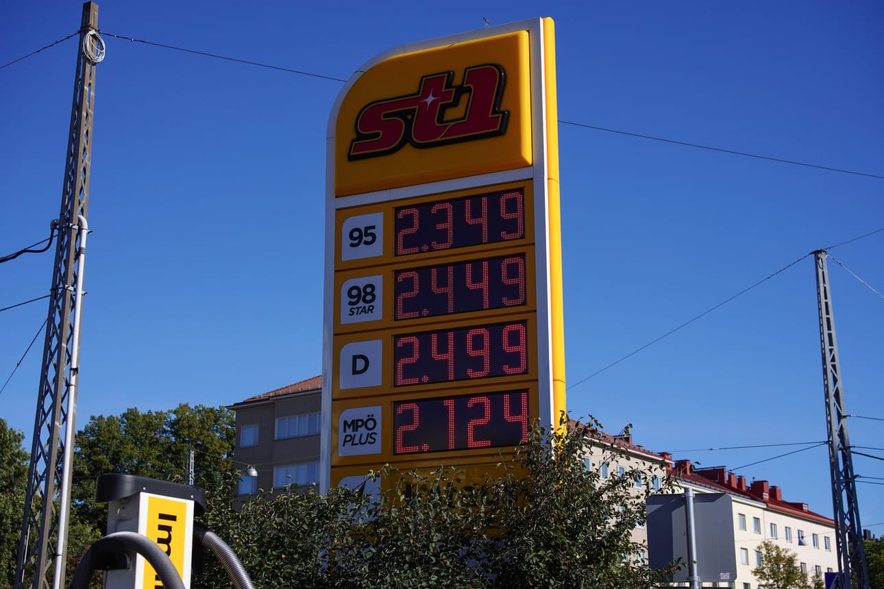 Polttoaineiden hinnat olivat korkealla syyskuun alussa St1-huoltoasemalla Helsingissä.