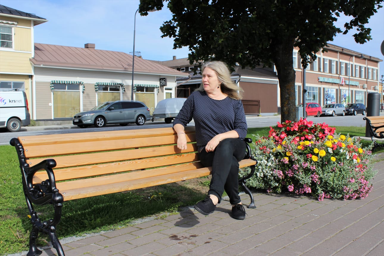 ‑ Tämä on ihana paikka, ihasteli Mona Suomela rannan kävelykadulla, jossa merituuli puhalteli leppoisasti. Taustalla on hänen vuokraamansa liiketila.