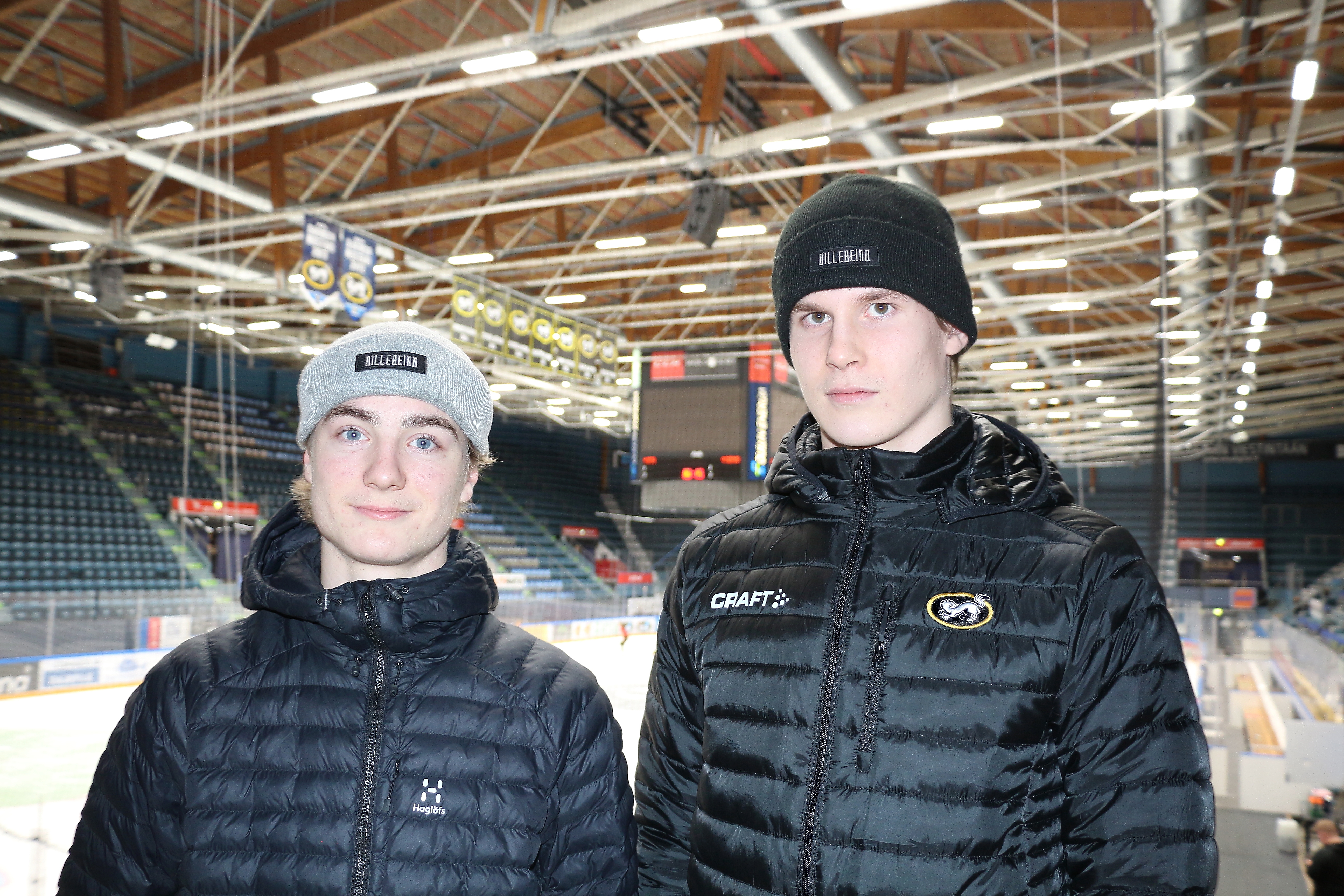 Petteri Puhakka ja Antti Myllyaho luovat jääkiekkouraa Oulun Kärppien B-juniorijoukkueessa.