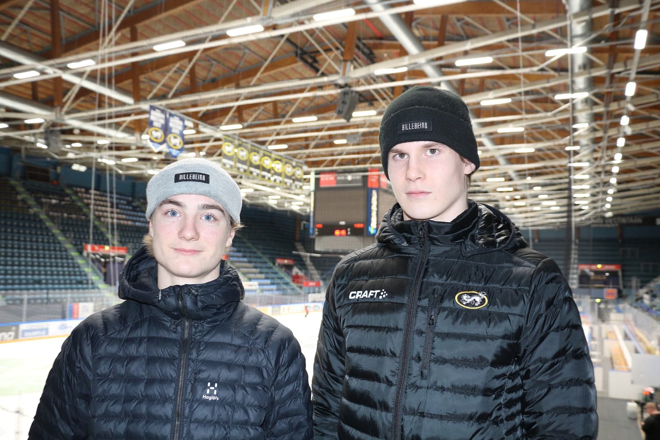 Petteri Puhakka ja Antti Myllyaho luovat jääkiekkouraa Oulun Kärppien B-juniorijoukkueessa.