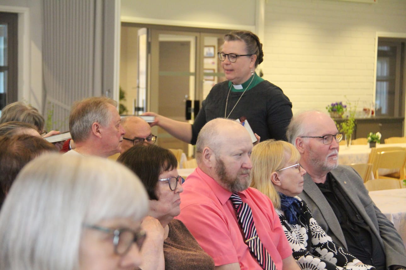 Marika Kamps (takana) on työskennellyt Oulaisten seurakunnassa useamman vuoden.