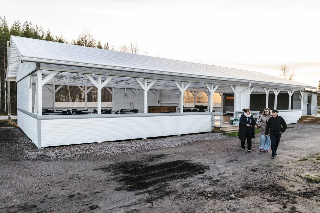 Lankojärvi-Matinkylän kyläyhdistys rakensi Leader-rahoituksen tuella uuden tanssi- ja esiintymislavan.