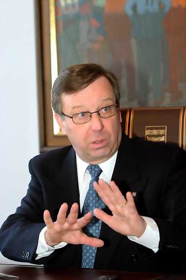 Sisäministeri Kari Rajamäki lupaa muutoksia nykykäytäntöön rahankeräyslain uudistuksen myötä.