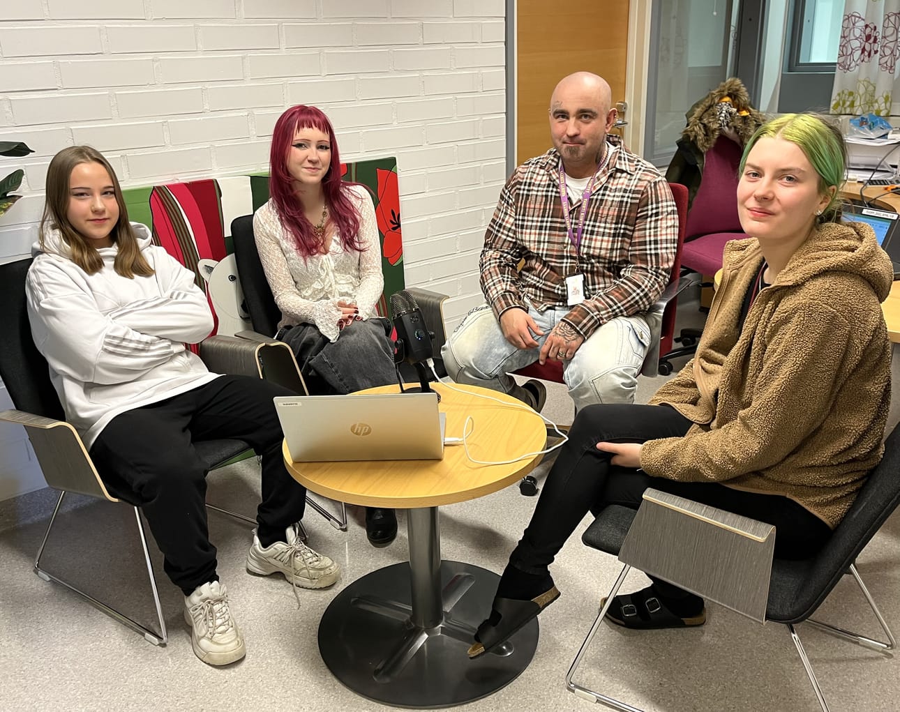 Peppiina Räihä, Vellamo Pieviläinen, Sami Meriläinen ja Jenna Arminen keskustelevat podcastissa nuorisotyöstä ja -tiloista.