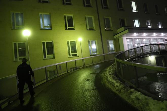 Tunnelma Naistenklinikan ulkopuolella oli perjantai-iltana rauhallinen. Synnytysten määrä sairaalassa kasvoi, kun Kätilöopisto suljettiin sisäilmaongelmien vuoksi. Perjantaina sairaalassa syntyi presidentti Niinistön ja rouva Haukion vauva. KUVA: Mauri Ratilainen