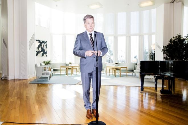 Tasavallan presidentti Sauli Niinistö kertoi toimittajille tapaamisestaan Kiinan presidentti Xi Jinpingin kanssa presidentin virka-asunnolla Mäntyniemessä. KUVA: JOEL MAISALMI