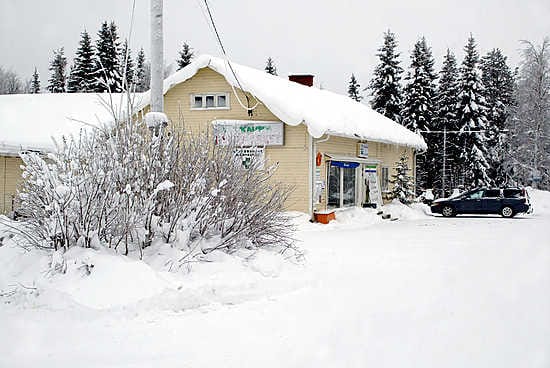Pia Rautakorpi (vas.) ja Mailis Vallioniemi naureskelevat, että kyläkaupassa pitää olla tarjolla vähän kaikkea. Hyllyt ovat vielä osin tyhjinä, mutta niitä täytetään koko ajan asiakkaiden toiveiden mukaisesti.