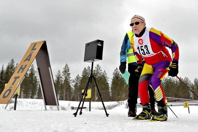 Pian 90 vuotta täyttävä Eero Kurkinen puhkui voimaa lähtiessään yhden kilometrin kisaladulle. Päässään kittiläläisellä on kisapipo vuoden 1995 veteraanien MM-kisoista Kanadan Canmoresta. KUVAT: HEIKKI HAKANEN