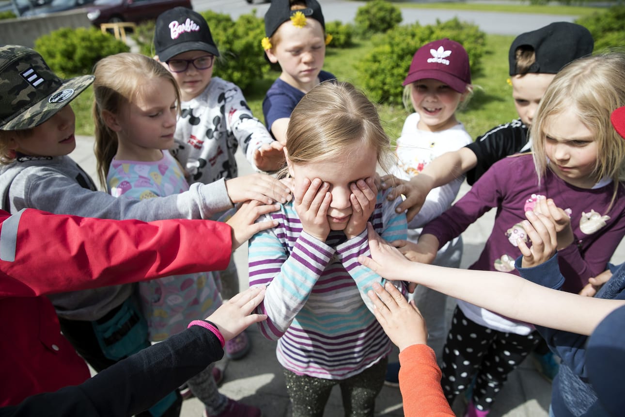 Roosa Karhumaa laskee kymmeneen, sitten muut säntäävät piiloon.