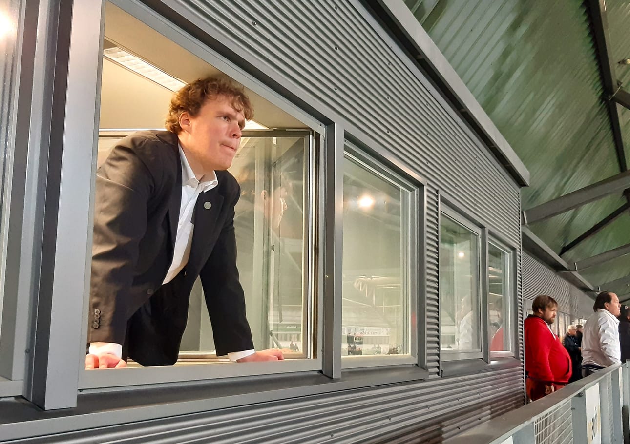 Kuuluttamossa on ikkuna auki pelikentän suuntaan kahdesta syystä. Ensinnäkin kuuluttajan on tarkasti pystyttävä seuraamaan ottelua, mutta kuuluttamossa on tummennetut lasit, jotka haittaavat tapahtumien näkemistä. Toisekseen kuuluttamosta ei näe kumpaankaan pääkatsomon puoleiseen kulmaan. Sen vuoksi Niclas Palo-Hoppi kurkottelee ikkunasta, jotta varmasti kuuluttaa oikean kulmapotkun antajan nimen. Miettiväisestä ilmeestä näkee, että pelitapahtumat menevät kuuluttajallakin tunteisiin.