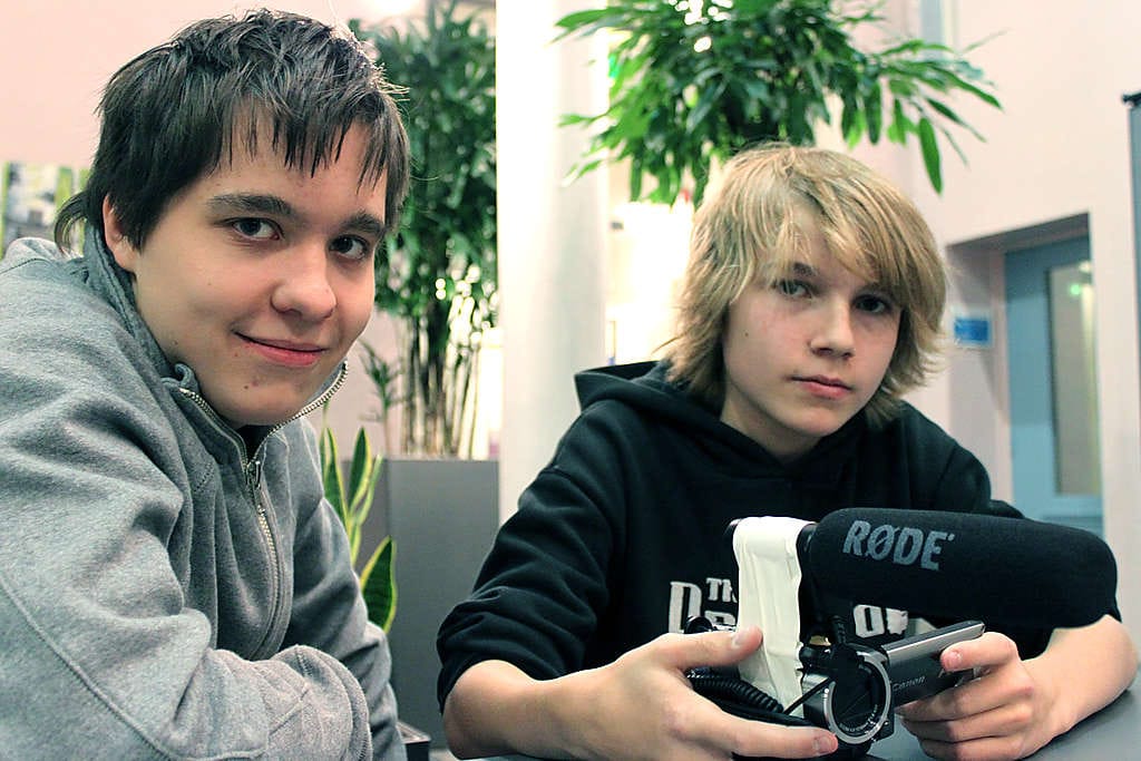 Valtteri Huotarin, 18 (vas.), ja Kalle Petäjäahon, 14, mielestä elokuvaharrastus on helppo aloittaa halpojen kameroiden ja netin ansiosta.