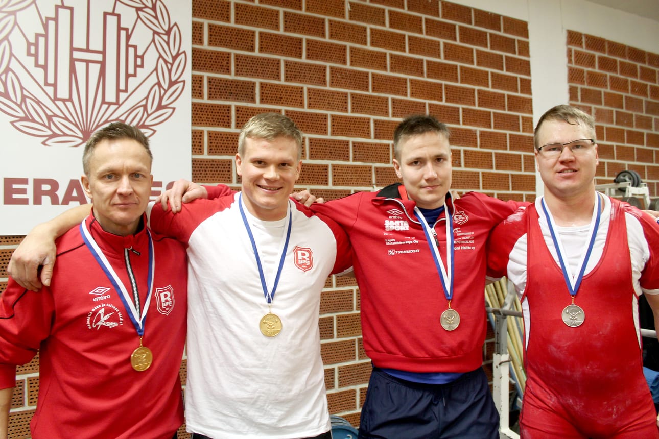 Samuli Pirkkiö (vas.) ja Sami Köngäs voimailivat SM-kultaa. Matias Mukkalan ja Robert Pirkkiön urakka toi hopeaa.