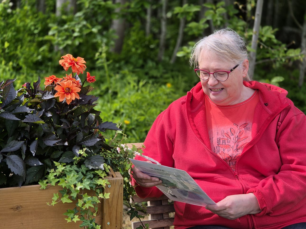 Tarja Roos istahti rauhoittumaan Pyhän polun varrelle.