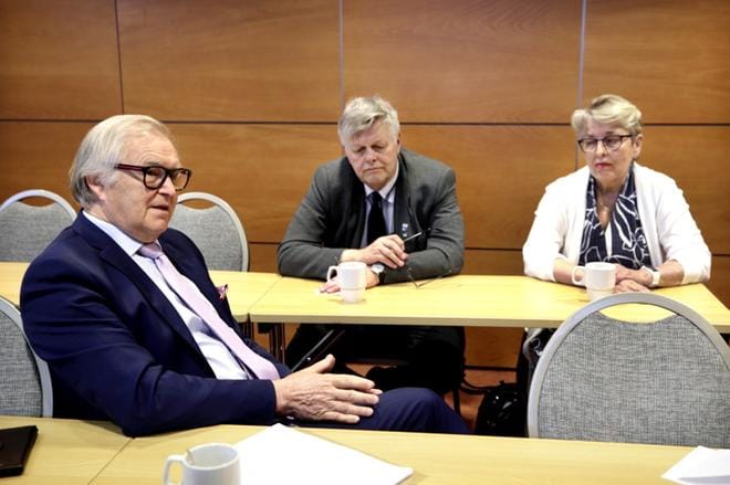 Eläkeliiton puheenjohtaja Raimo Ikonen (vas.) vieraili Etelä-Pohjanmaalla perjantaina ja sai oppaikseen piirin puolesta puheenjohtaja Esko Ahosen ja Ulla Harjun piirin toimistolta. KUVA: JOUKO HÄNNINEN
