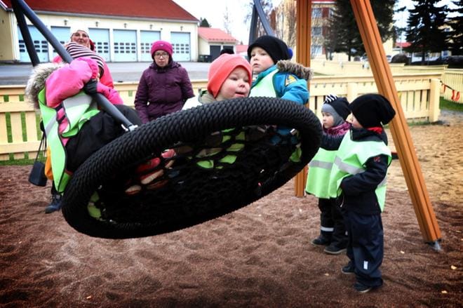 Myllymäen päiväkodin viherpeippolaiset ulkoilivat Palotorin uudella leikkikentällä. Lapsia kaitsivat Pirjo Toivanen ja Galina Sillanpää. KUVA: SAILA COLLANDER