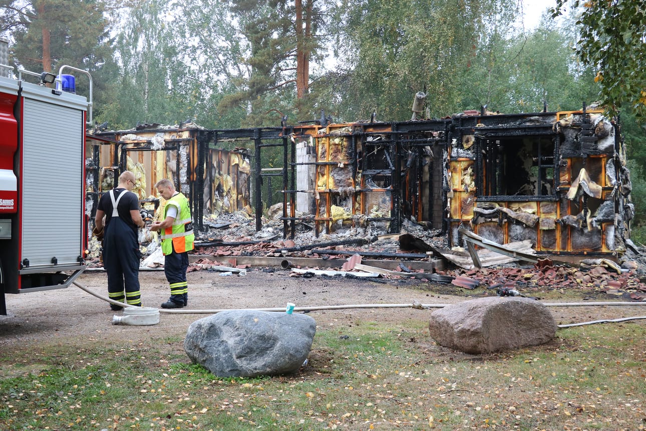 Rivitalo oli täydessä tulessa pelastuslaitoksen sammutusväen saapuessa paikalle.