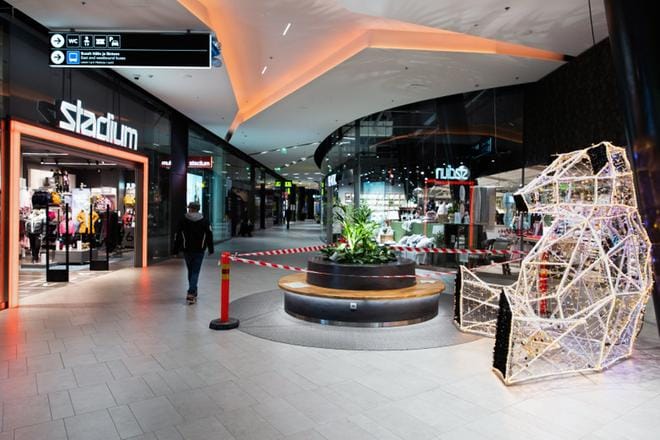 Usealla alueella Suomessa on siirrytty koronaepidemian leviämisvaiheeseen, ja koronarajoituksia on kiristetty myös leviämisvaiheen riskissä olevilla alueilla. Helsingin ja monen muun suuren kaupungin kauppakeskuksissa liikkeisiin pääsee, mutta oleskelutilat on suljettu. KUVA: Arttu Laitala