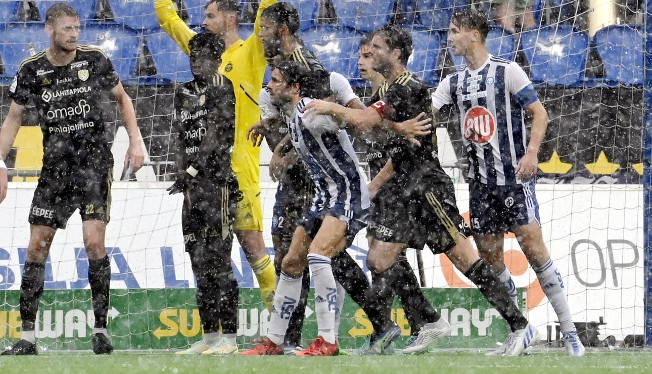 SJK:n Mehmet Hetemaj ja HJK:n Perparim Hetemaj lähikamppailussa HJK:n maalilla sateessa pelatussa ottelussa.