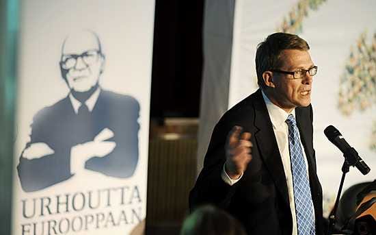 Pääministeri Matti Vanhanen ja taustalla näkyy keskustapuolueen tunnuslause eurovaaleissa "Urhoutta Eurooppaan". Puolueen vaalikampanjamateriaaleissa poseeraa Urho Kekkonen.