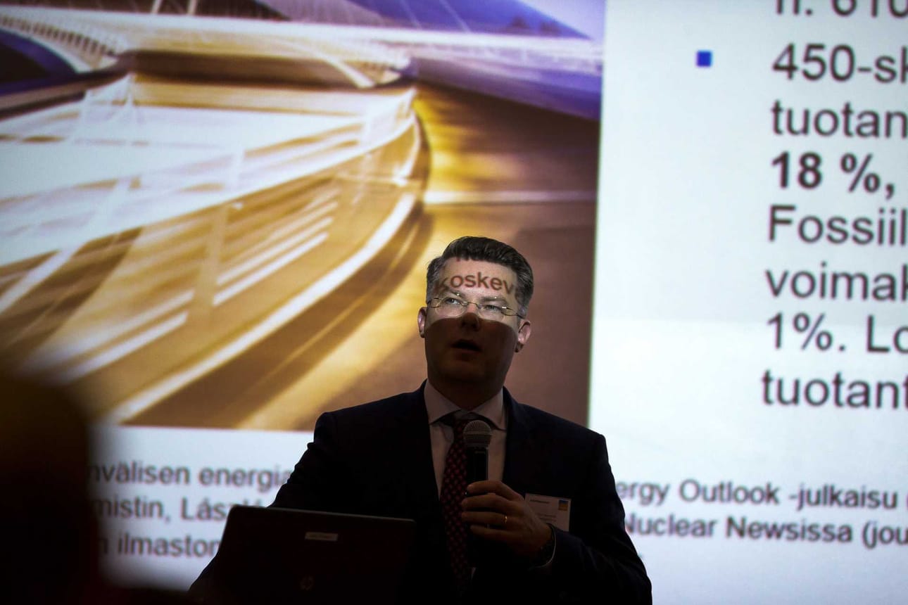 Fennovoiman toimitusjohtaja Toni Hemminki korosti ydinvoiman hiilidioksidipäästöjen pienuutta verrattuna muihin energiamuotoihin.