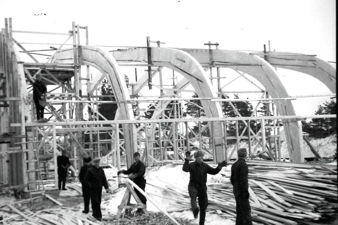 Alajärven urheiluhallin rakentaminen alkoi vuonna 1965 ja halli valmistui 1969. Ankkureiden Facebook-sivulla kerrotaan pullopostista, joka löytyi sunnuntaina hallin purkutyömaalta. Sisällä olevassa paperissa ovat nimet ja päiväys 12.2.1969: urheiluhallin työntekijät Martti Järvi, Urho Hattukangas, Toivo Höykinpuro, Aaro Uurinmäki, Tauno Viinamäki, Yrjö Joensuu, Jaakko Mäkelä, Jaakko Uusitupa ja Kaarlo Koskela sekä toinen paperi, jossa nimet Kaarina Herttola, Armas Ojajärvi, Pentti Väliaho, Erkki Heikkilä, Sauli Joensuu, Mikko Tallbacka, Impi Pynttäri, Kalle Saloranta, Heikki Luoma, Kullervo Rautio ja Päiviö Niemi-Pynttäri. KUVA: OKACOLOR