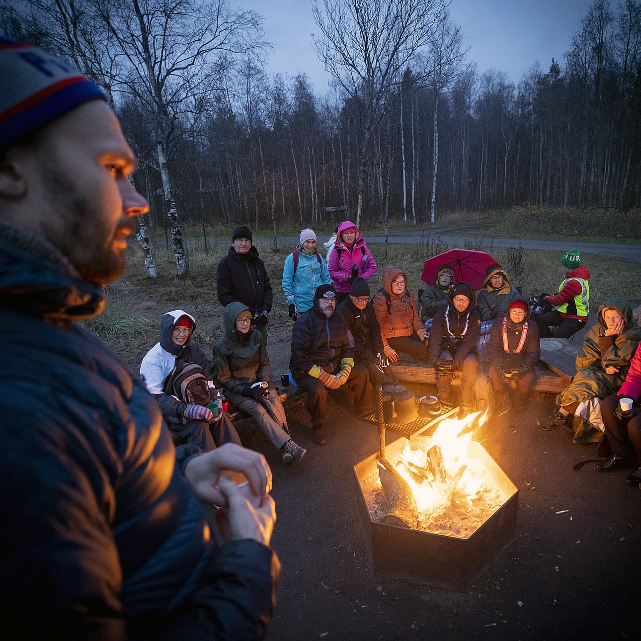 Ensimmäiseen Oulun yliopiston Tiedettä nuotiolla -tapahtumaan osallistui parikymmentä elinikäisestä terveydestä kiinnostunutta. Tutkimus ja tiede haluttiin tuoda lähelle suurta yleisöä, joten se tuotiin Oulu Hietasaaren nuotiopaikalle. Juha Auvinen (vas.) esittäytyy.