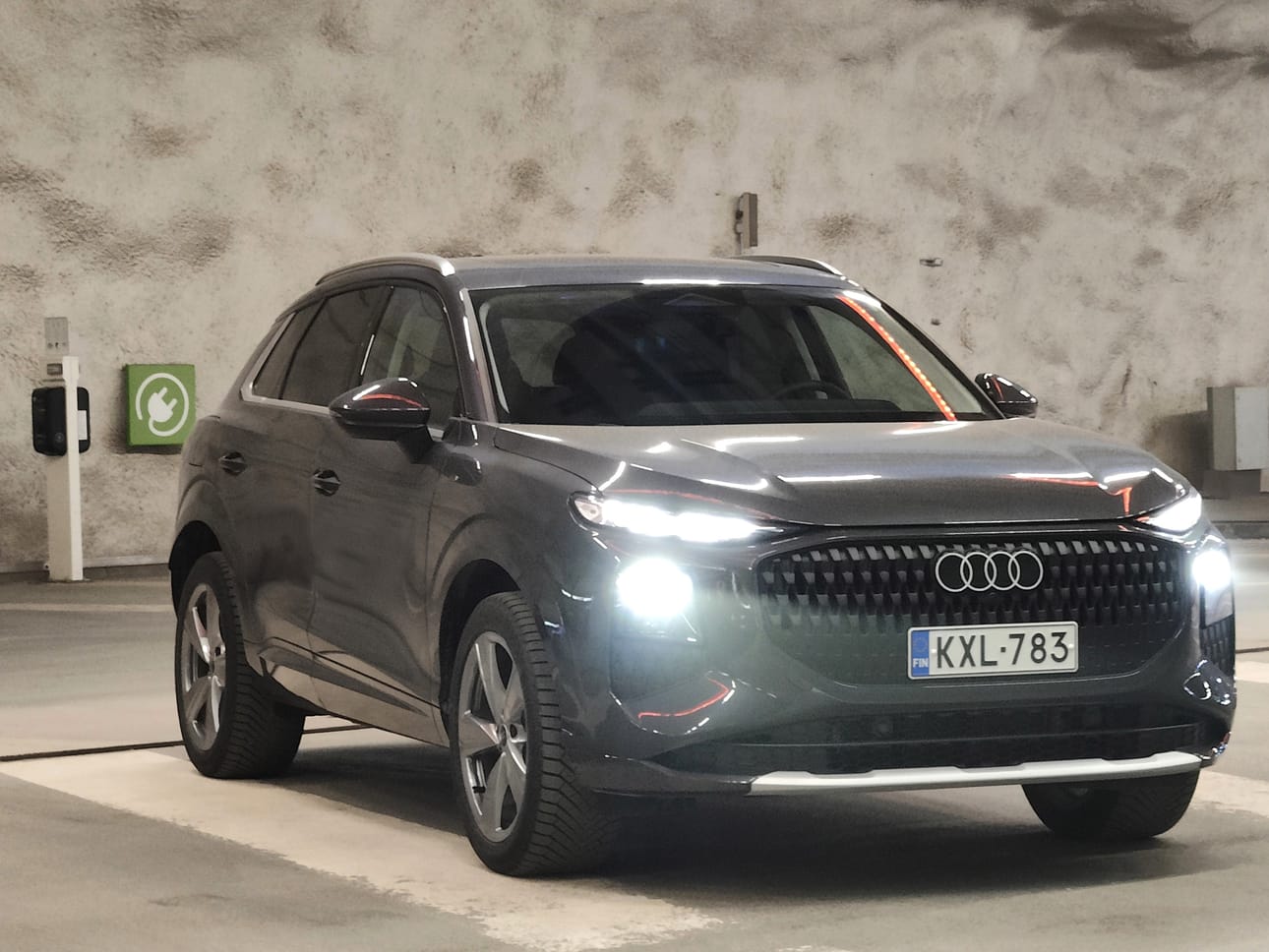 Audi Q3 kuuluu katumaasturien luokkaan, mutta ei ihan näytä puhtaasti SUV-mallilta. Keulan matriisivalot ovat paitsi näyttävät, myös tehokkaat.