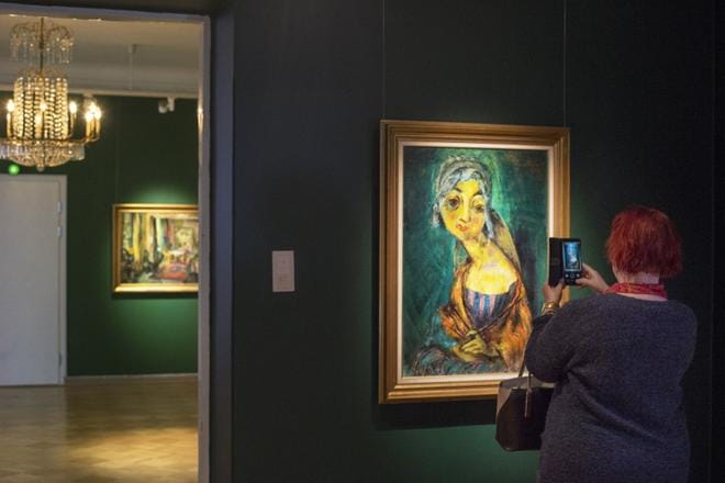 Eemu Myntin Joutsenmadonna on vuodelta 1923. Myntti liioitteli kehon mittasuhteita ja käytti voimakkaita värejä henkilökuvissaan. KUVAT: MINNA ANTILA
