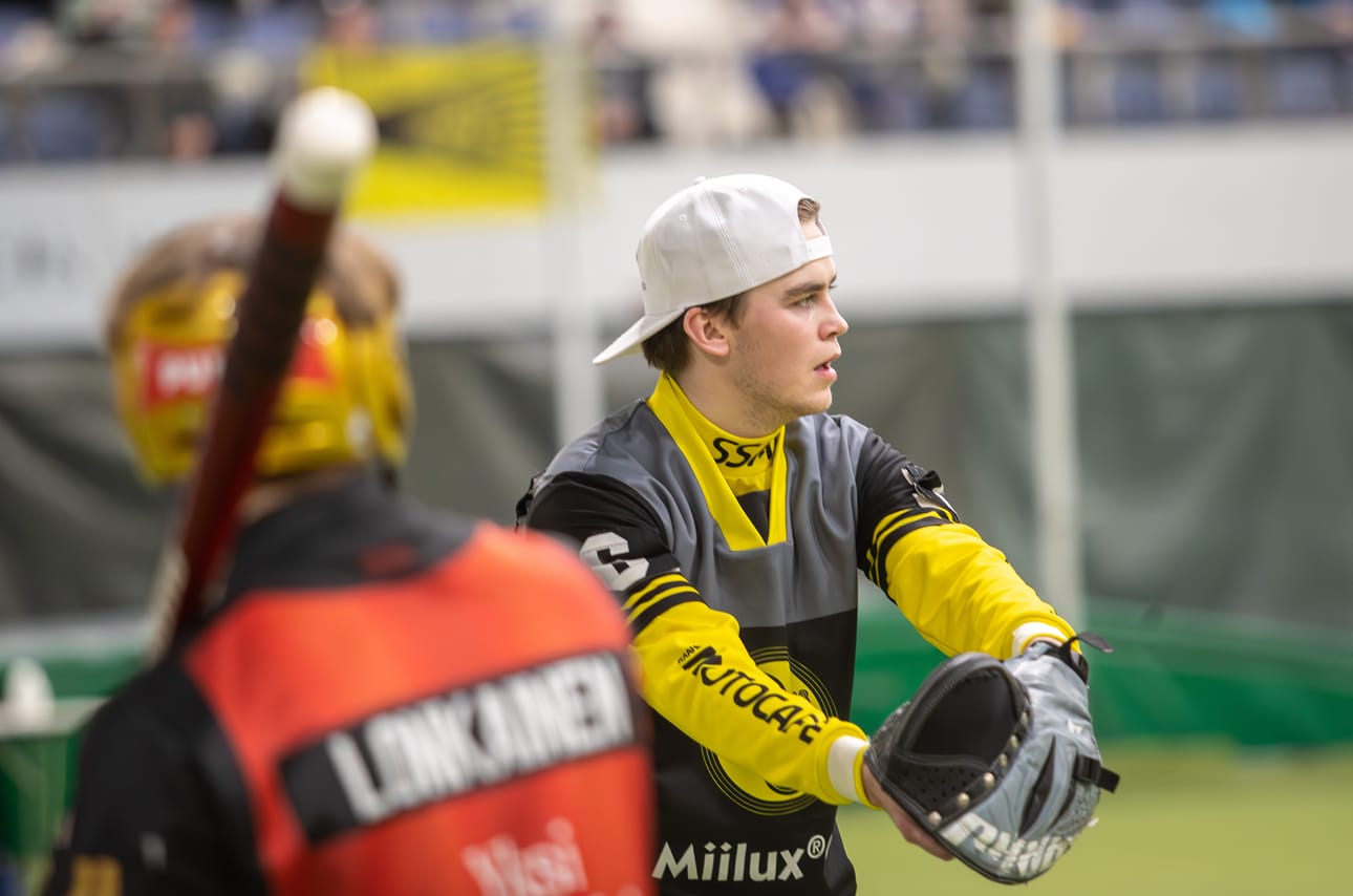 Alavartalovamman rampauttama Topi Still joutui jättämään kentän jo ottelun alussa. Vili Still tuurasi lautasella.