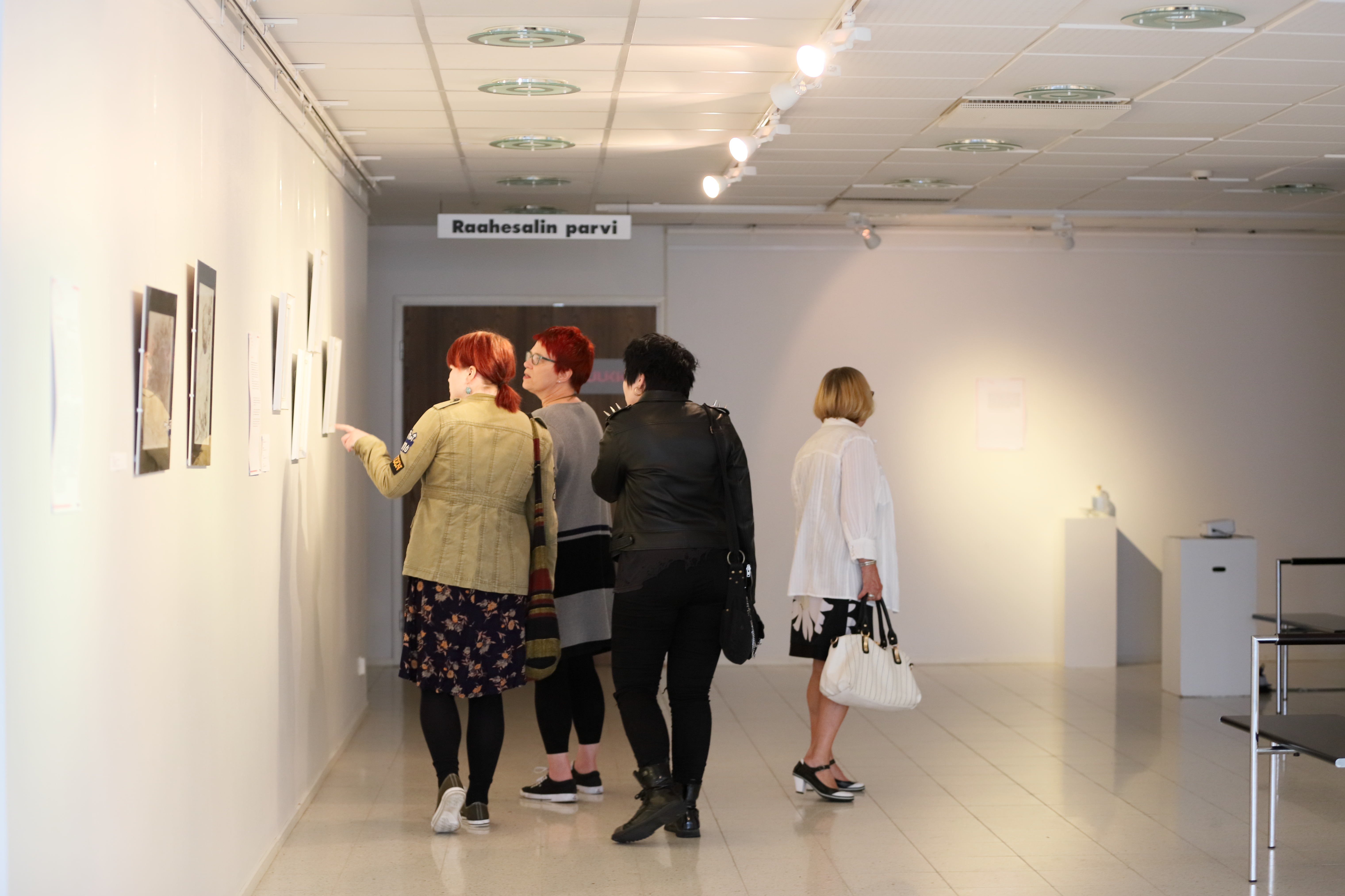 Galleria Myötätuulessa kävi väkeä On Fragility -taidenäyttelyssä.