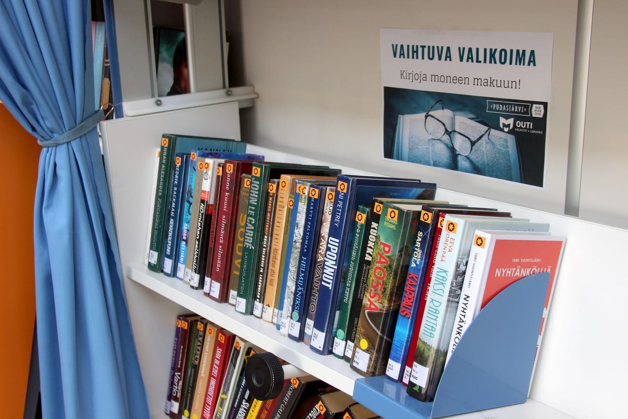 Kirjastoauto kuljettaa monipuolista valikoimaa ja esimerkiksi varattuja kirjoja suoraan lainaalille.