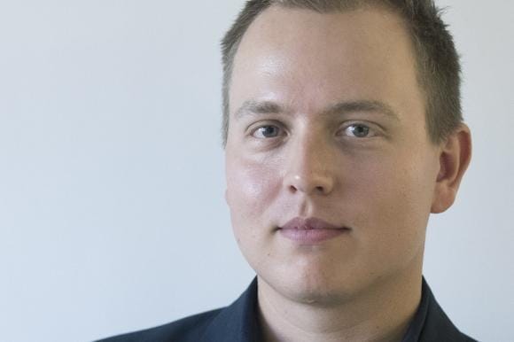 sijoitusmestari-kolumnisti Jukka Oksaharju lehteen kolumnikuvaan.