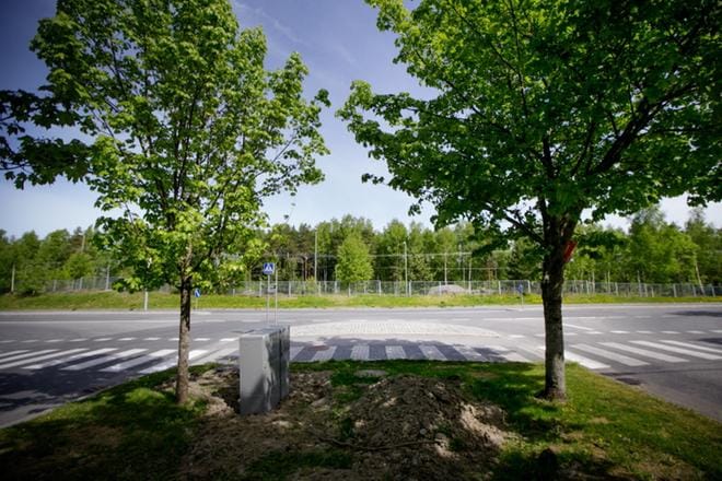 Korsholmanpuistikko päättyy Ratakatuun. Sen toisella puolella puiden takana häämöttää Klemettilä. Uusi silta aiotaan rakentaa tähän paikkaan, noin kuudensadan metrin päähän Sepänkyläntiestä ja maasillasta. KUVA: JAAKKO ELENIUS