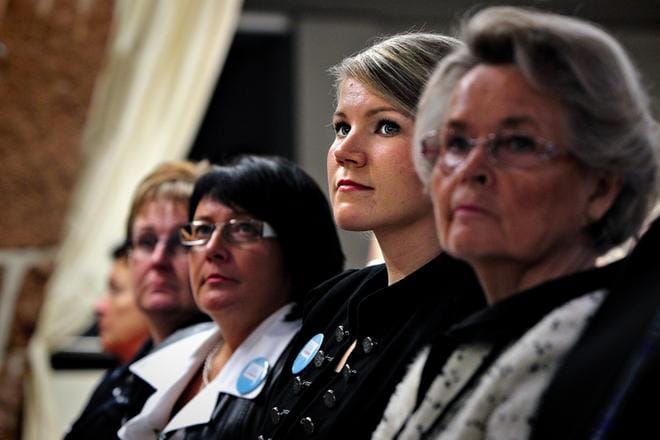Kokoomusnaisten puheenjohtaja Sofia Vikmanin (keskellä) mukaan järjestö iloitsee naisten poliittisesta johtajuudesta ja siitä, että Suomessa on myös naisenemmistöisiä hallituksia. Arkistokuva: Tomi Kosonen