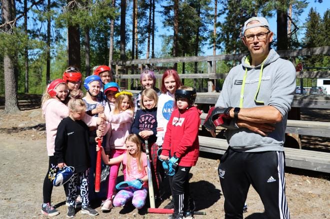 Pesäpallo kuuluu Sääskiniemen koulun kevääseen. KUVAT: EEVA-LIISA KULJU