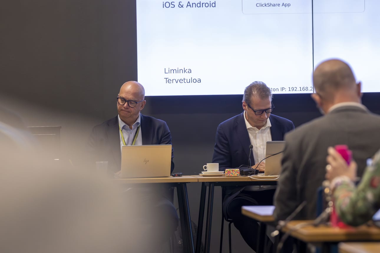 Limingan valtuusto sai tietoa nykyisestä ja tulevasta taloustilanteesta. Kuvassa kunnanjohtaja Pekka Rajala ja valtuuston puheenjohtaja Tuomas Ahola (kesk.).