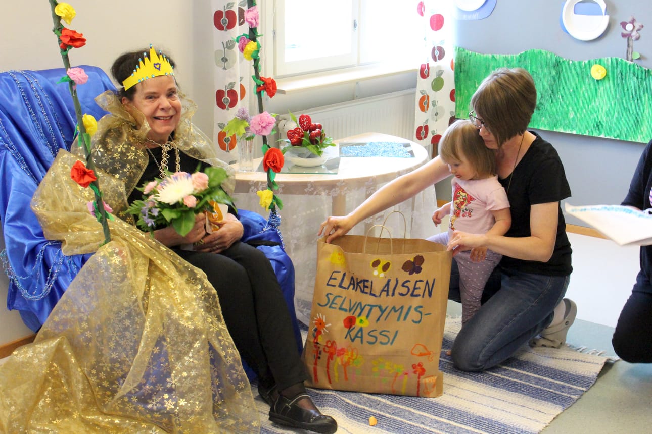 Työkaverit muistivat eläkkeelle jäävää Tuula Turulaa eläkeläisen selviytymiskassilla, joka sisälsi päivänsankarin lempiasioita.