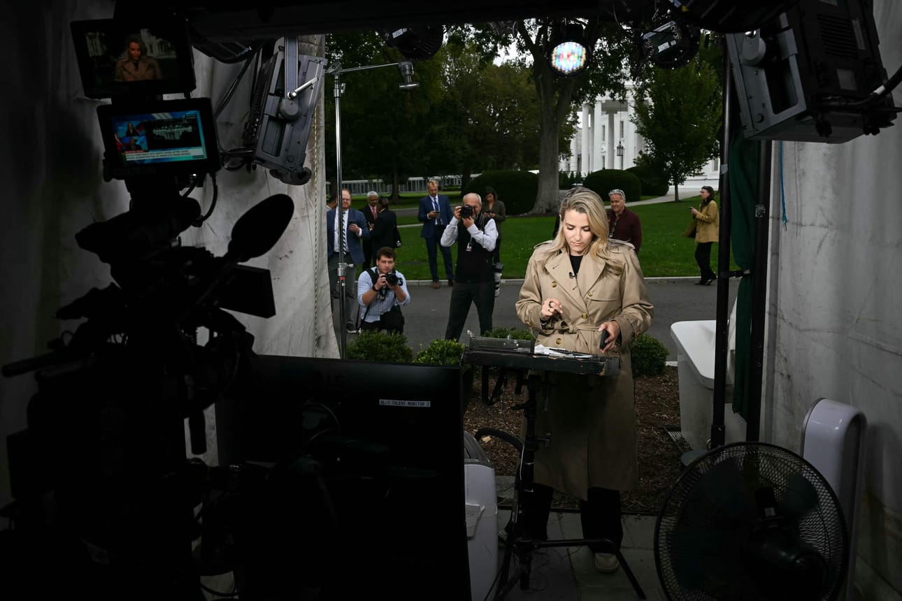 CNN:n Valkoisen talon toimittaja Betsy Klein työskentelee CNN:n työtilassa Valkoisen talon West Wingin ulkopuolella Washingtonissa 24. syyskuuta. CNN ja MSNBC kertoivat, että niiden toimittajat pääsivät torstaina jälleen Valkoiseen taloon sen jälkeen, kun tuomari määräsi niiden pääsyn palautettavaksi.