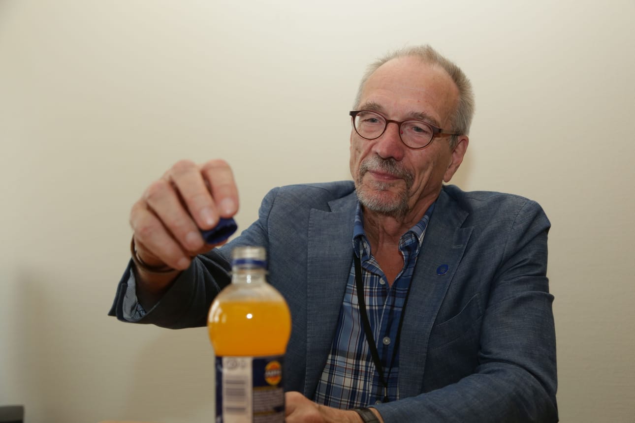 Europarlamentaarikko Nils Torvalds (r.) korkkasi Jaffa-pullon tiedotustilaisuudessa sen jälkeen, kun LULUCF-äänestys oli ratkennut.