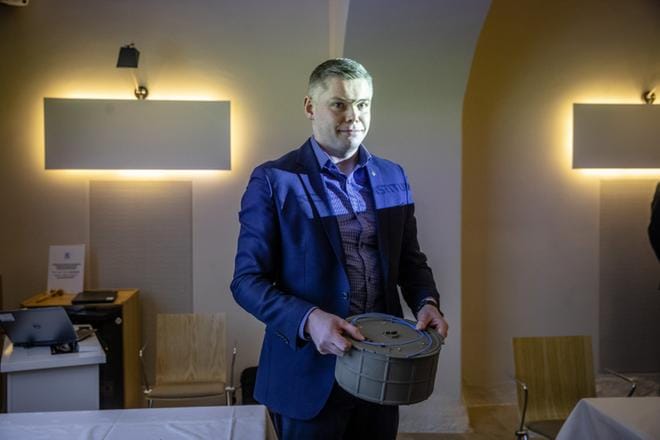 Hyppypanosta esiteltiin torstaina puolustusministeriössä pidetyssä tilaisuudessa.