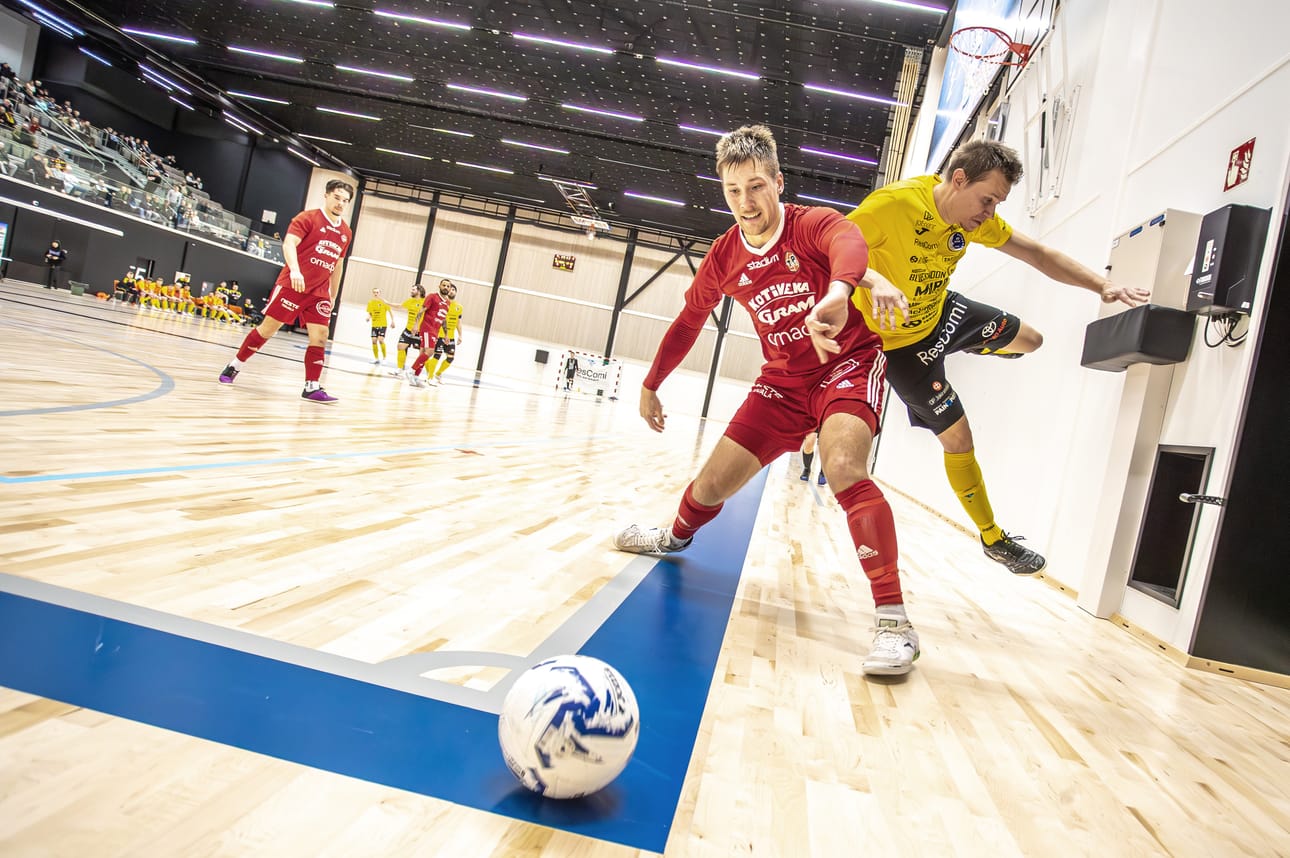 Sunnuntainen ottelu oli tiukka ja touhukas. Yhden maalin viimeistellyt Kai Paakkari taistelee pallosta.