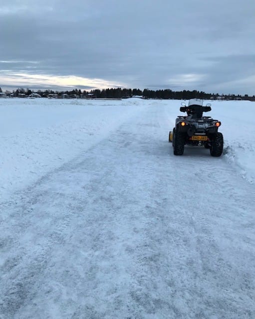Luistelureitin jää on vielä toistaiseksi rosoinen.