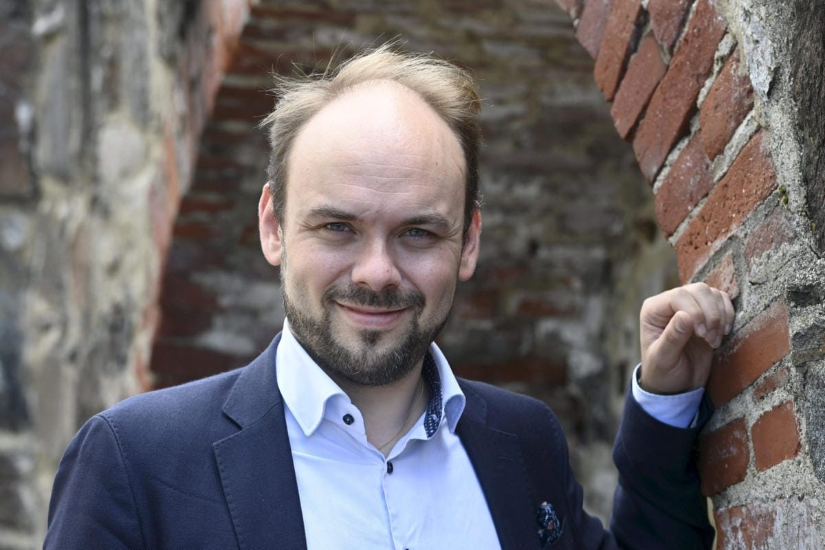 Oopperajuhlien taiteellinen johtaja Ville Matvejeff lupaa laulamisen ilotulitusta ja huippusolisteja. LEHTIKUVA/HEIKKI SAUKKOMAA