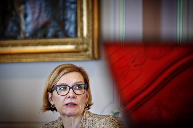 Sisäministeri Paula Risikko seuraa parhaillaan Suojeluspoliisin kanssa Tukholman tapahtumia. Kuva: Tomi Kosonen