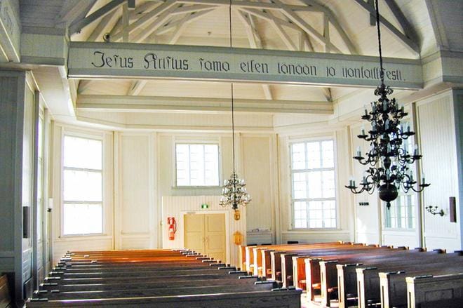 Lapuan hiippakunnan piispa Simo Peura toteaa tuomiokapitulin tiedotteessa, että tukitoimista huolimatta Lappajärven seurakunnan tilanteeseen ei ole saatu pysyvää parannusta. Kuva Lappajärven kirkosta. ARKISTOKUVA: MARTTI NIEMI