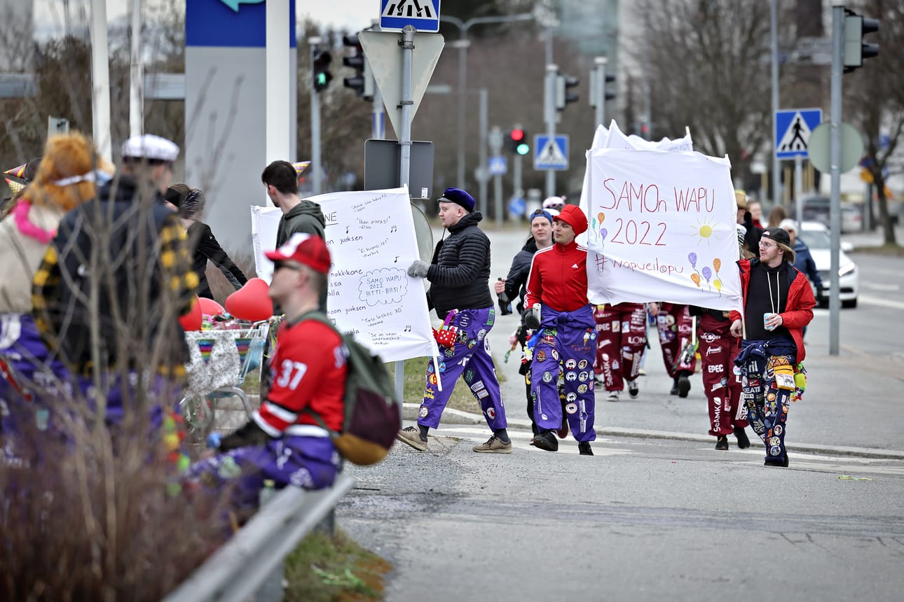 Opiskelijoiden vappukulkue lähti Kampusrannasta kohti matkakeskusta, missä suoritettiin perinteinen patsaan peseminen.