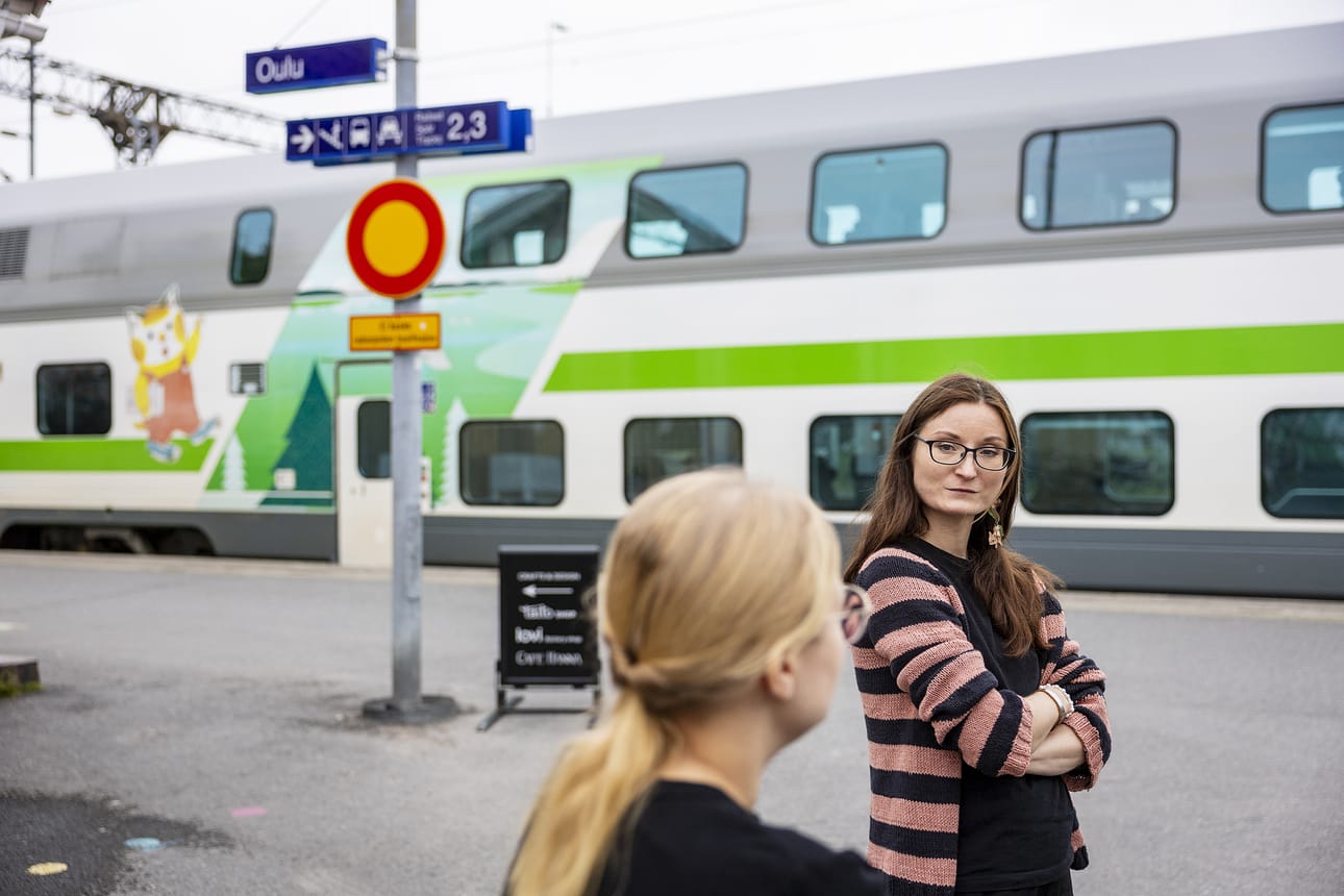 Minna Murtonen (etualalla) ja Marianne Kerkelä sanovat asemalaiturin olevan jatkuvasti roskainen.