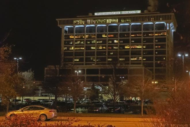 Aseistautunut mies ampui lääkärin kuoliaaksi Chicagossa Mercy Hospital -sairaalan ulkopuolella maanantaina. Sitten mies hyökkäsi sairaalaan ja tappoi farmaseuttisen avustajan ja poliisin. Myös ampuja itse kuoli. KUVA: TANNEN MAURY/ EPA